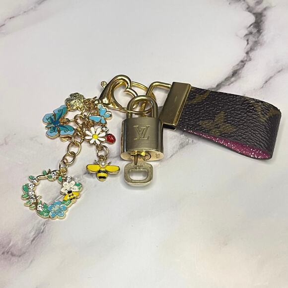 Louis Vuitton Lock & Key #304 w/ a Floral Charm Cluster & Canvas Loop Keychain - Picture 3 of 6